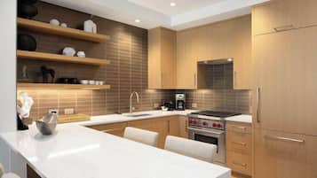 Een koelkast, een microgolfoven, een oven, een kookplaat