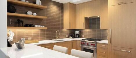 Réfrigérateur, four à micro-ondes, un four, surface de cuisson