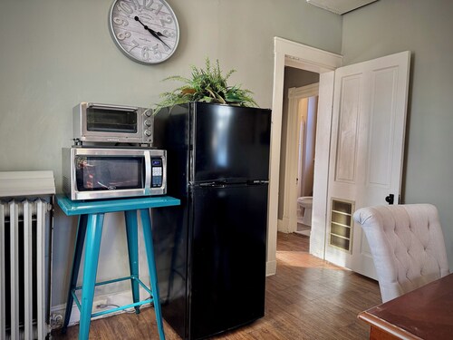 King-Sized Condo - Great Location - Steps to Cafes & Restaurants