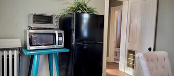 King-Sized Condo - Great Location - Steps to Cafes & Restaurants