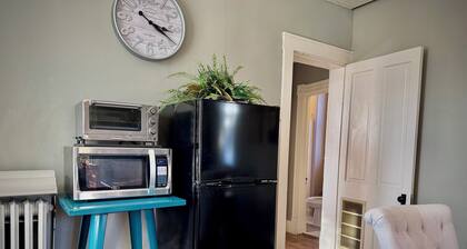 King-Sized Condo - Great Location - Steps to Cafes & Restaurants