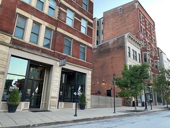 Exterior - King-Sized Condo - Great Location - Steps to Cafes & Restaurants (Cincinnati)