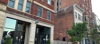 King-Sized Condo - Great Location - Steps to Cafes & Restaurants