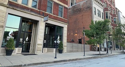 King-Sized Condo - Great Location - Steps to Cafes & Restaurants