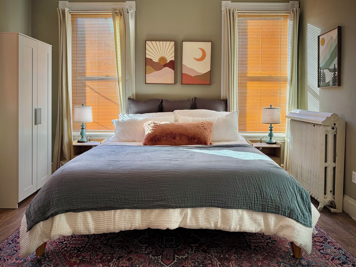 King-Sized Condo - Great Location - Steps to Cafes & Restaurants