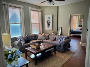 Smart TV - King-Sized Condo - Great Location - Steps to Cafes & Restaurants (Cincinnati)