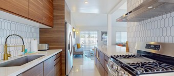 Desert oasis w/gorgeous mtn. views, private pool with spa, & grill -walk to town