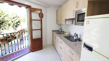 Een koelkast, een microgolfoven, een oven