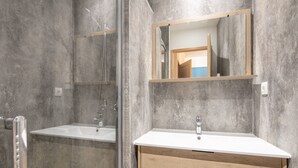 A bathroom with two sinks, a mirror, and a shower. - L'Etoile des Neiges - Station de ski à pied (Chamrousse)