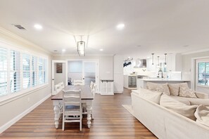 Dining - Relax in historic charm with modern comforts in beautiful Isle of Hope (Savannah)