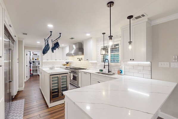 Fridge, microwave, oven, stovetop - Relax in historic charm with modern comforts in beautiful Isle of Hope (Savannah)