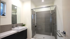 Shower - 4 Coolberry Court - Rainbow Beach. Swimming Pool. (Rainbow Beach)