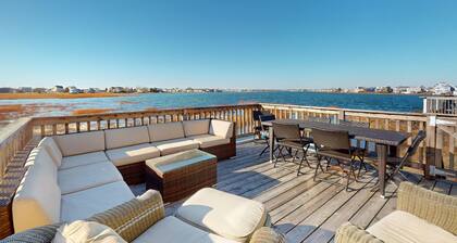 Plum Island Getaway: fishing, swimming, beachcombing or relaxing on the deck