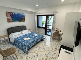 Minibar, escritorio y sistema de insonorización 