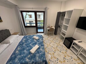 Habitación superior, balcón, vista a la ciudad | Minibar, escritorio, insonorización y tabla de planchar con plancha 