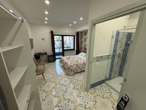 Habitación superior, balcón, vista a la ciudad | Minibar, escritorio, insonorización y tabla de planchar con plancha 