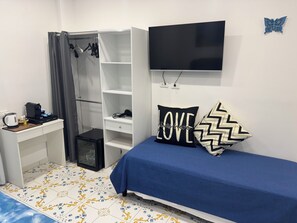 Habitación superior, balcón, vista a la ciudad | Minibar, escritorio, insonorización y tabla de planchar con plancha 