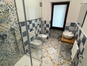 Standardrum - utsikt mot staden | Badrum | Dusch, gratis toalettartiklar, hårtork och handdukar