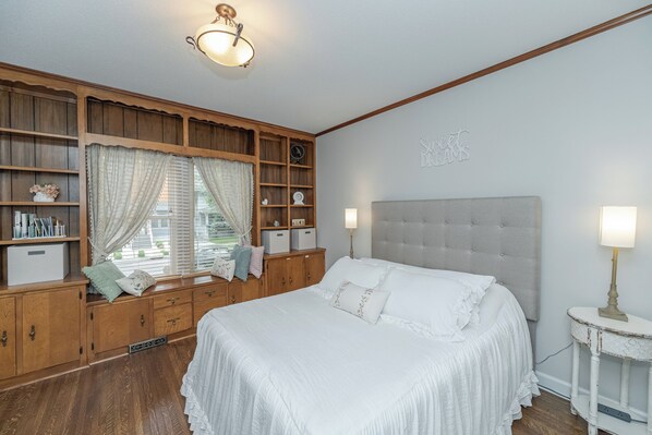 2 bedrooms, in-room safe, desk, iron/ironing board