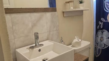 シャワー、タオル、石鹸、トイレットペーパー