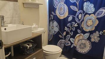 シャワー、タオル、石鹸、トイレットペーパー