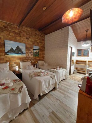 Deluxe Triple Room | In-room safe, blackout drapes, soundproofing, iron/ironing board