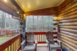 Terrace/patio - Charming log cabin with serene views, private pond, & cozy fireplace (Ellijay)