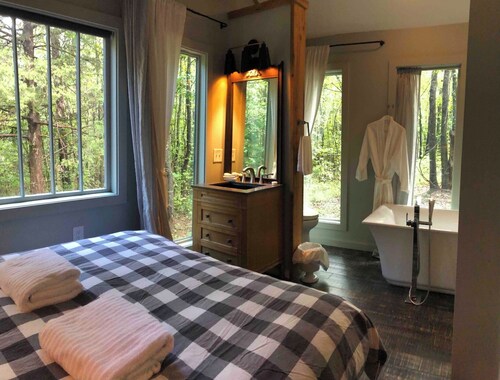 Three Private Cottages at Shoofly Farm with Heat/AC, fitness room, WiFi