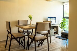 Deluxe-Apartment, Poolblick | Esszimmer