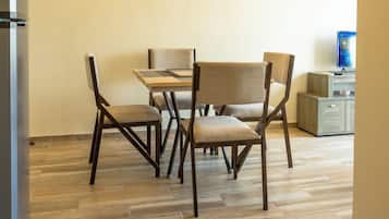 Departamento Deluxe, vista a la alberca | Comedor