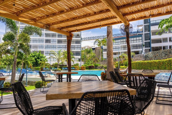 Outdoor pool, open 7:00 AM to 10:00 PM, pool umbrellas, pool loungers - Cozy Apartment 2 Bedrooms Amenities (Acapulco)