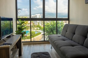 Deluxe-Apartment, Poolblick | Wohnbereich