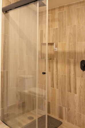 Deluxe-Apartment, Poolblick | Badezimmer
