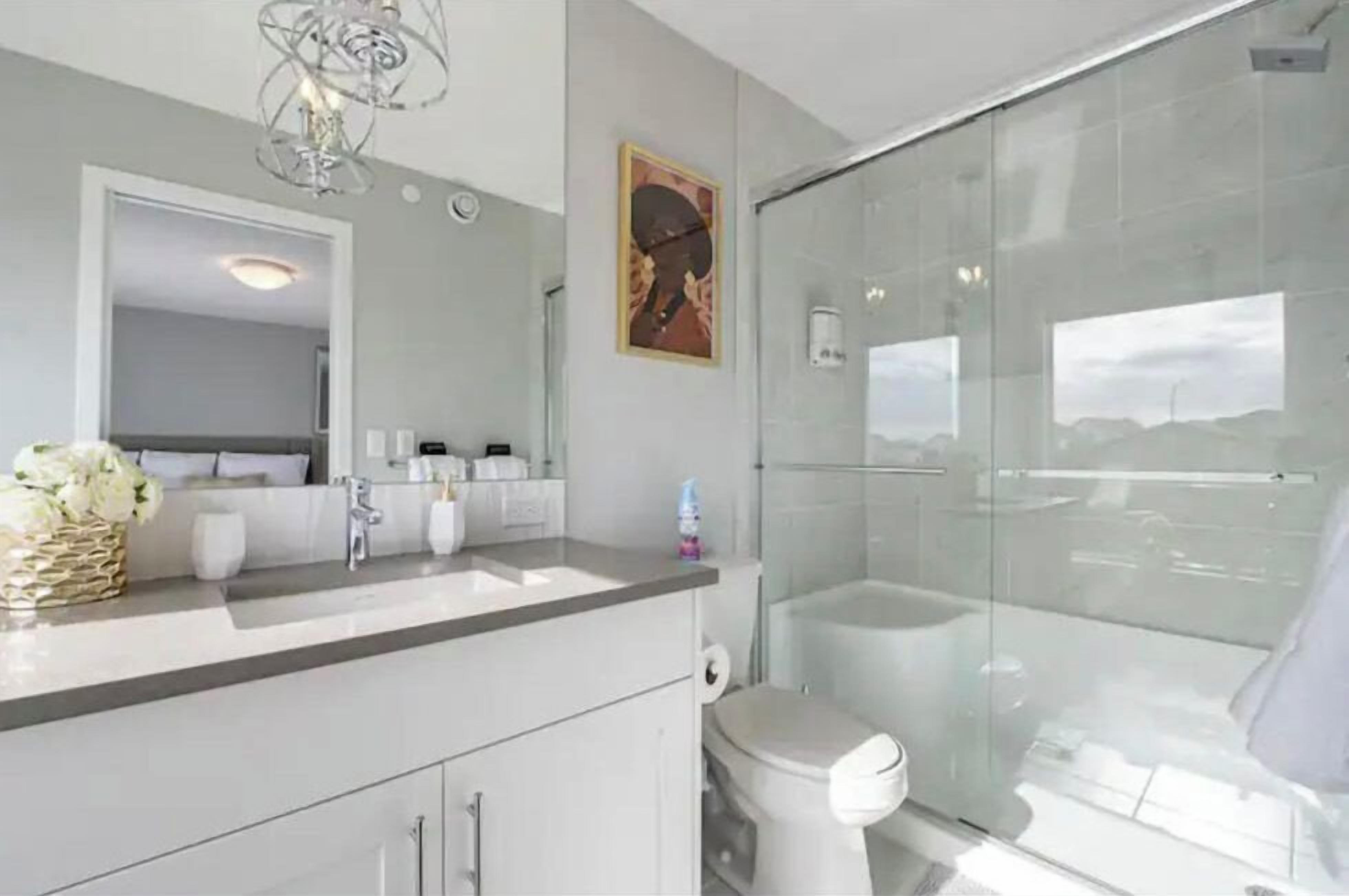 Luxury House | Bathroom | Free toiletries, soap, shampoo, toilet paper
