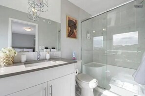 Luxury House | Bathroom | Free toiletries, soap, shampoo, toilet paper - Luxury Modern Home - Livingstone (Calgary)