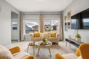 Luxury House | Free WiFi - Luxury Modern Home - Livingstone (Calgary)