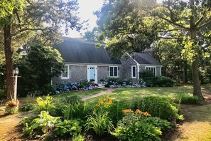 Exterior - Cheery home in private setting 4 mins to Nauset Beach and Town (Orleans)