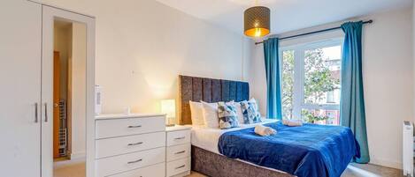 2 slaapkamers, een bureau, een strijkplank/strijkijzer, wifi