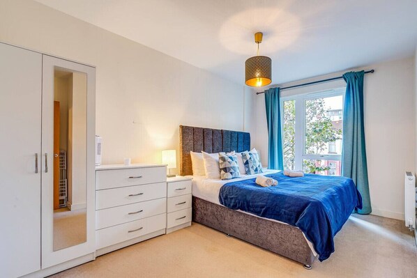 2 bedrooms, desk, iron/ironing board, WiFi