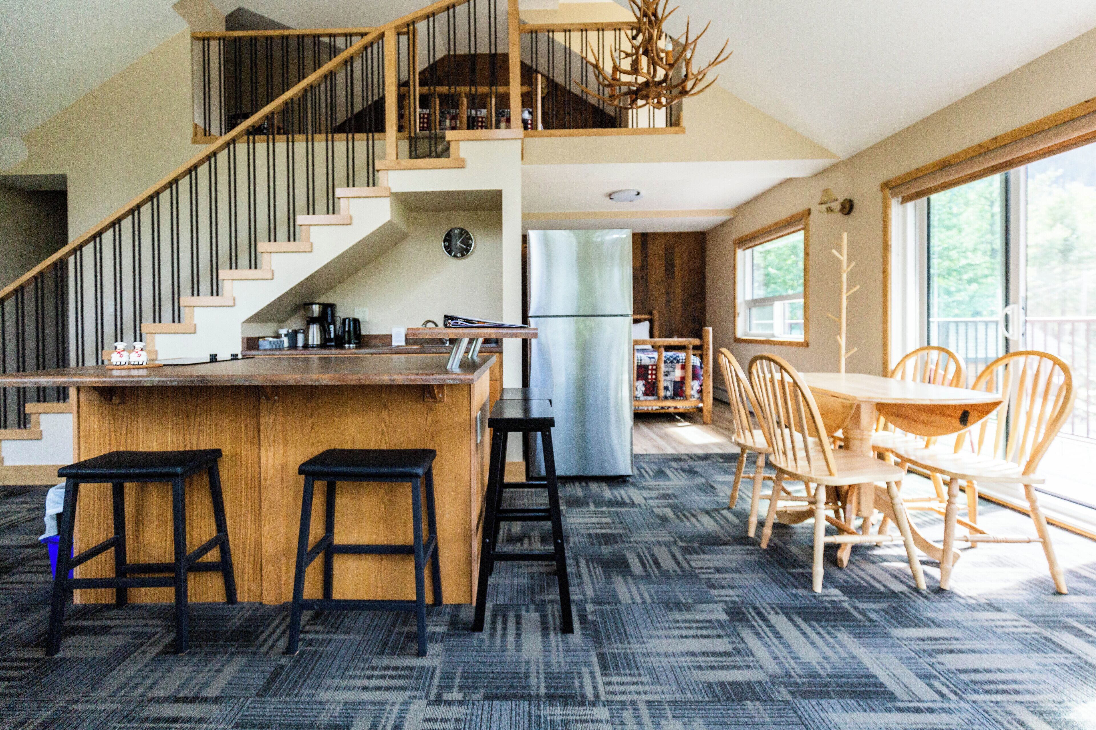 Loft Deluxe Suite with Mountain View, Second floor, No pets | Living area