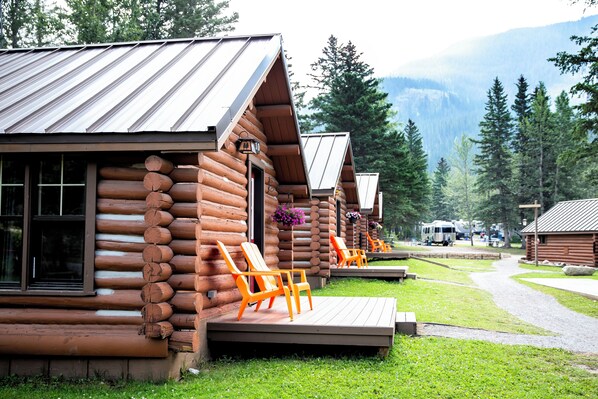 Heritage Log Cabin, Pet Friendly | Terrace/patio - Jasper Gates Resort and RV (Jasper East)