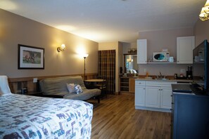 Basic-værelse - tekøkken - udsigt til gårdsplads