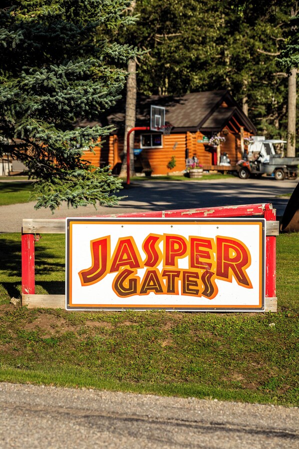 Segnaletica per Jasper Gates.