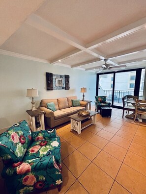 Fernseher, DVD-Player, Bücher, Videothek