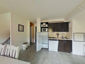 Réfrigérateur, micro-ondes, lave-vaisselle, cafetière/bouilloire