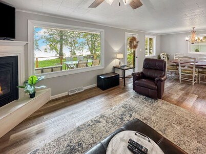 Charming 3-bedroom house on the water with AC and WiFi in enjoyable Marinette