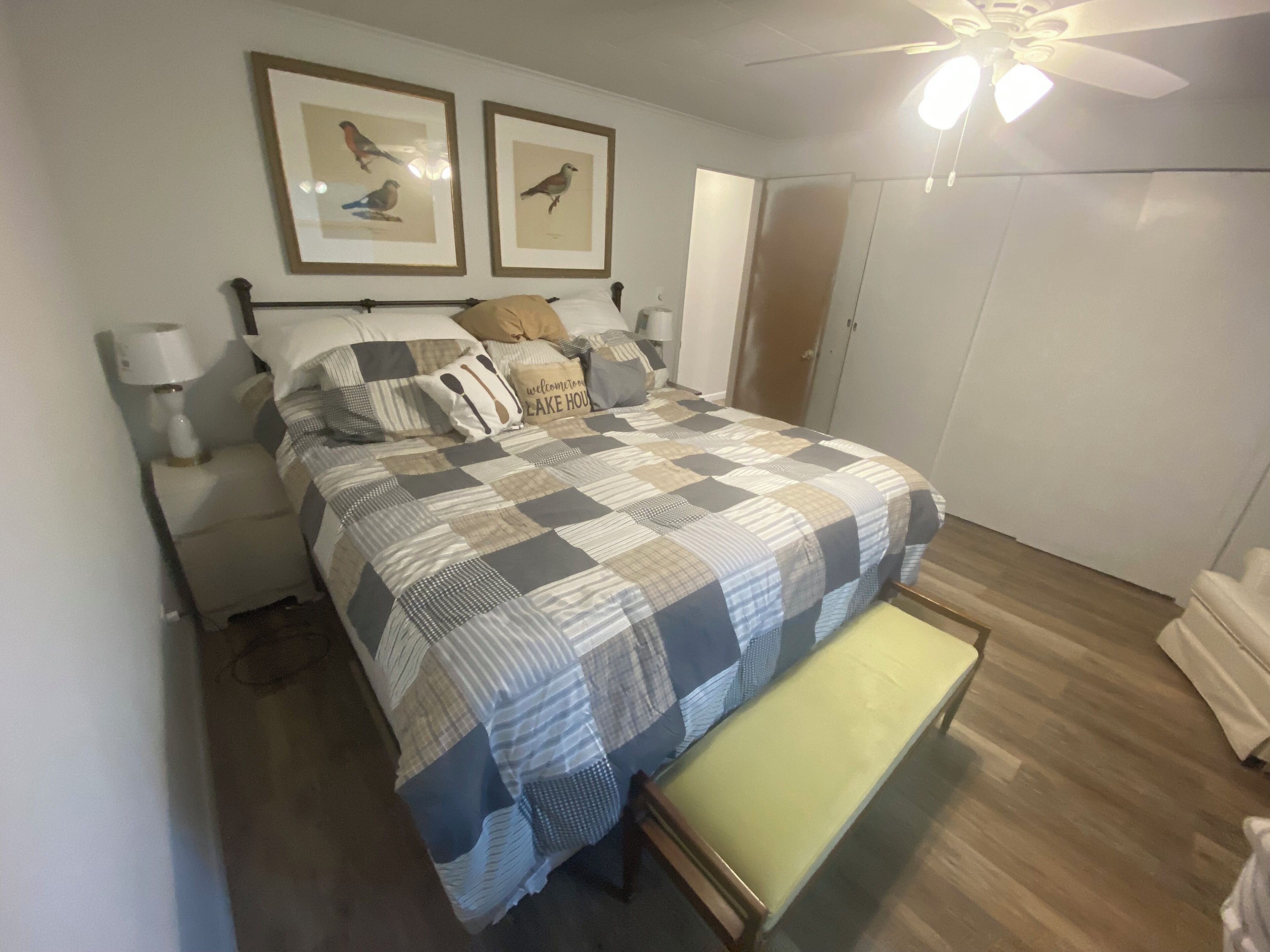 3 chambres, bureau, fer et planche à repasser, lit de bébé portatif