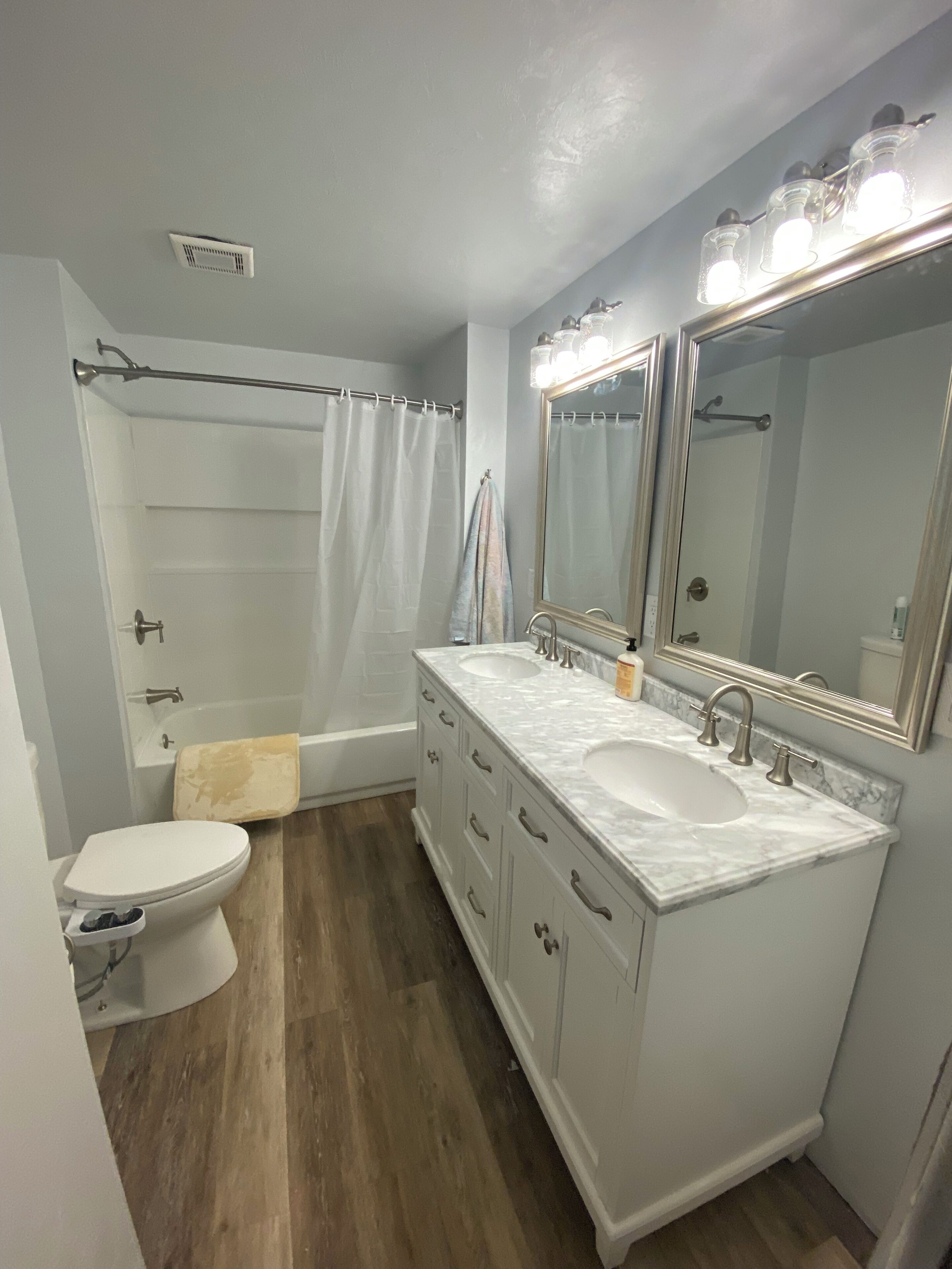 Hiustenkuivaaja, bidee, pyyhkeet, saippua