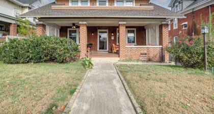 Walk to The Grandin Theatre: Roanoke Unit w/ Yard!