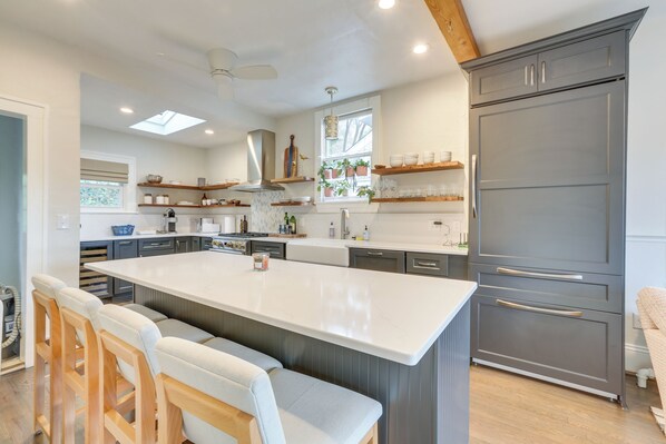 Fridge, stovetop, dishwasher, coffee/tea maker